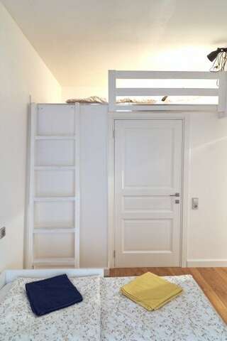 Хостел Bigland House Санкт-Петербург Семейный номер с удобствами в номере-9