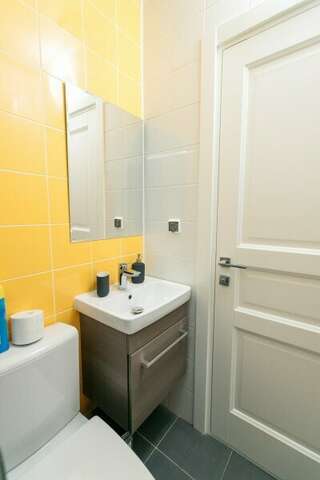 Хостел Bigland House Санкт-Петербург Кровать в общем 8-местном номере для мужчин и женщин-8