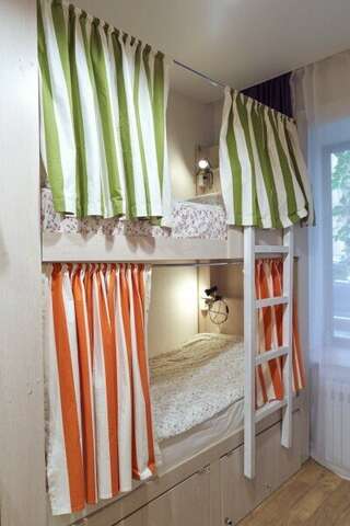 Хостел Bigland House Санкт-Петербург Кровать в общем 8-местном номере для мужчин и женщин-3