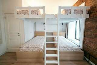 Хостел Bigland House Санкт-Петербург Cемейный номер с собственной ванной комнатой-3