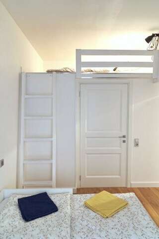 Хостел Bigland House Санкт-Петербург Двухуровневый четырехместный номер-5