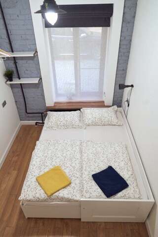 Хостел Bigland House Санкт-Петербург Семейный номер с удобствами в номере-7