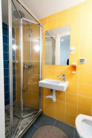 Хостел Bigland House Санкт-Петербург Женский 8-местный номер с удобствами в номере-5