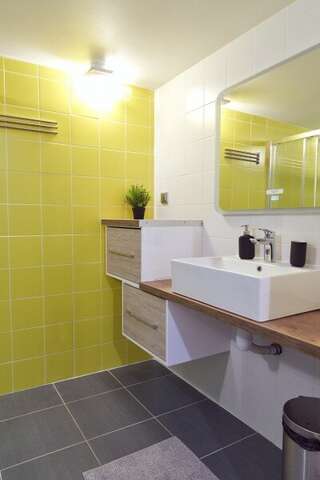 Хостел Bigland House Санкт-Петербург Семейный номер с удобствами в номере-11