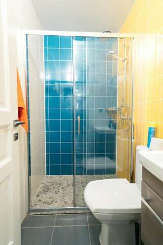 Хостел Bigland House Санкт-Петербург Общий 8-местный номер с удобствами в номере-6