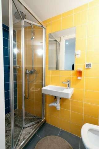 Хостел Bigland House Санкт-Петербург Односпальная кровать в общем номере для женщин-4